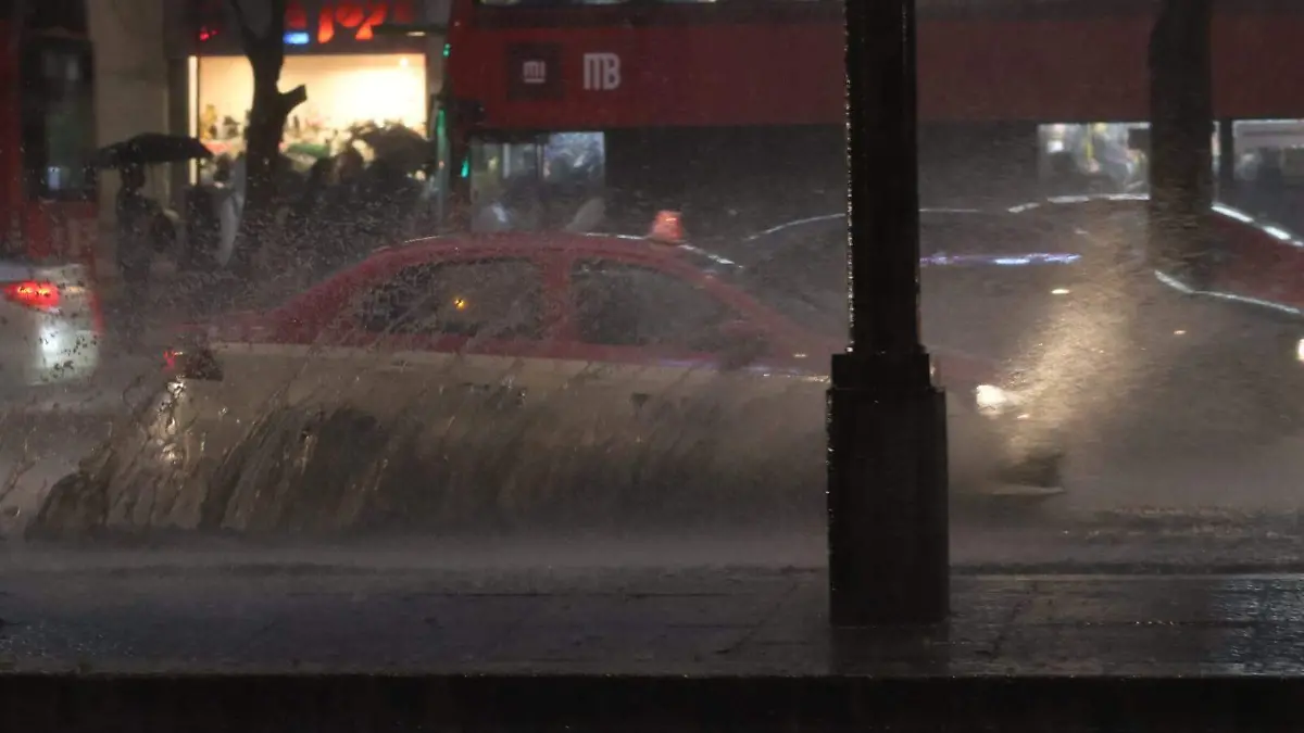 Tormenta eléctrica sorprende a capitalinos-int4